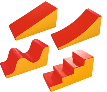 Abgebildet sind vier Spielfiguren aus Schaumstoff. Jede ist mit rotem und gelbem Vinyl überzogen und umfasst einen Keil, eine gebogene Rampe, eine gewellte Form und einen Satz von vier Stufen. Die Formen sind auf einem weißen Hintergrund angeordnet.