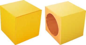 Abgebildet sind zwei gelbe, mit Stoff bezogene Schaumstoffwürfel. Ein Würfel ist vollständig geschlossen, während der andere an einer Seite eine kreisförmige Öffnung aufweist, die einen orangefarbenen Innenraum freigibt. Beide Würfel stehen auf einem weißen Hintergrund.
