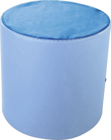 Ein zylindrischer, hellblauer Hocker oder ein Kissen mit glatter, glänzender Stoffoberfläche ist vor einem weißen Hintergrund abgebildet.