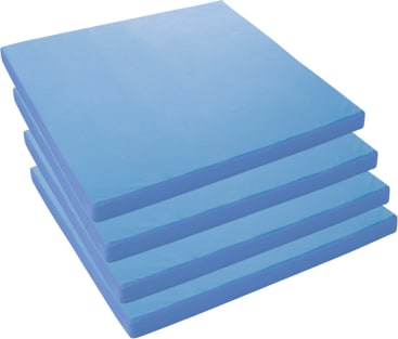 Vier blaue, rechteckige Schaumstoffpads sind vor einem weißen Hintergrund ordentlich übereinander gestapelt. Die Schaumstoffpads haben glatte, flache Oberflächen und abgerundete Kanten.