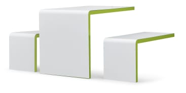 Ein minimalistischer moderner Tisch und zwei Bänke, alle mit weißer Oberfläche und hellgrünen Kanten. Die Möbelstücke haben ein geschwungenes, nahtloses Design und scheinen aus einem massiven Material gefertigt zu sein.