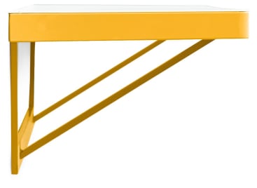 Ein gelbes Wandregal aus Metall mit einer flachen rechteckigen Oberfläche und zwei diagonalen Stangen, die das Regal mit der darunter liegenden Wandhalterung verbinden. Der Hintergrund ist weiß.