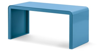 Ein minimalistischer, blauer, rechteckiger Schreibtisch mit abgerundeten Kanten, hergestellt aus einem einzigen, glatten Stück Material. Der Schreibtisch hat eine solide Oberseite und Seiten, mit einer offenen Vorder- und Rückseite, und steht auf einem weißen Hintergrund.