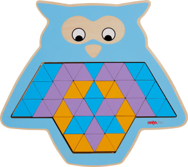 Ein Holzpuzzle in Form einer Eule, gefüllt mit kleinen blauen, lila und gelben Dreiecken, die geometrische Muster auf dem Körper der Eule bilden. Die Eule hat große, cartoonhafte Augen und einen blauen Rand.