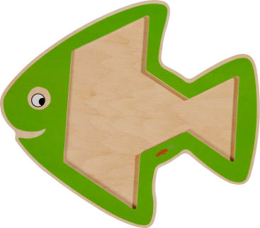 Ein hölzernes Puzzlebrett in Form eines Fisches mit einem grünen Rand und einem lächelnden Gesicht. Die Mitte ist aus unbearbeitetem Holz und zeigt die Umrisse, in die die Puzzleteile passen würden.