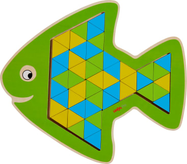 Ein grünes fischförmiges Holzpuzzle mit einem umrandeten Bereich, der mit kleinen blauen, gelben und grünen dreieckigen Teilen gefüllt ist, die in einem geometrischen Muster angeordnet sind. Der Fisch hat ein einfaches Auge im Cartoon-Stil und einen lächelnden Mund.