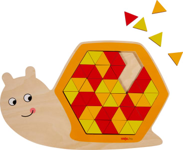 Ein schneckenförmiges Holzpuzzle mit einem sechseckigen Gehäuse, das mit roten, gelben und orangefarbenen dreieckigen Teilen gefüllt ist. Vier Dreiecke befinden sich außerhalb des Gehäuses, und eine Stelle des Gehäuses ist leer.