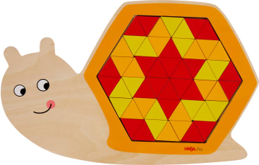 Ein Holzpuzzle in Form einer Schnecke zeigt ein sechseckiges Gehäuse, das mit gelben, orangefarbenen und roten Dreiecksteilen gefüllt ist, die in einem geometrischen Muster angeordnet sind. Die Schnecke hat ein einfaches, lächelndes Gesicht.