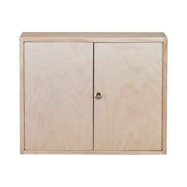 Ein rechteckiger Holzschrank mit zwei geschlossenen Türen und einem einzelnen runden Schloss in der Mitte, dargestellt vor einem weißen Hintergrund.
