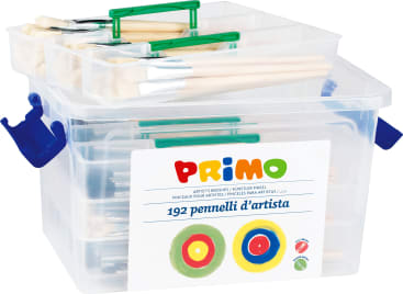 Eine klare Plastikbox mit blauen Verschlüssen enthält mehrere Künstlerpinsel. Das Etikett trägt die Aufschrift PRIMO, 192 pennelli d'artista und zeigt bunte zielartige Kreise. Die Pinsel haben Holzgriffe und weiße Borsten.
