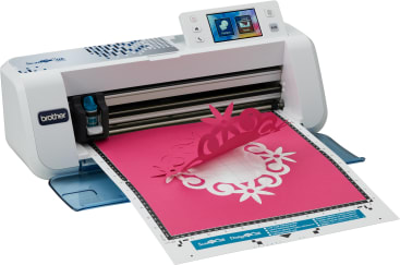 Eine elektronische Schneidemaschine von Brother schneidet ein rosafarbenes Blatt Papier mit einem Blumenkranzmuster. Die Maschine verfügt über ein digitales Display und das teilweise geschnittene Papier ist noch an der Schneidematte befestigt.