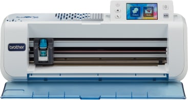 Eine elektronische Brother ScanNCut-Schneidemaschine mit offenem Frontfach, sichtbarem Schneidemessergehäuse und einem Touchscreen-Display, das Muster- und Scanoptionen anzeigt.
