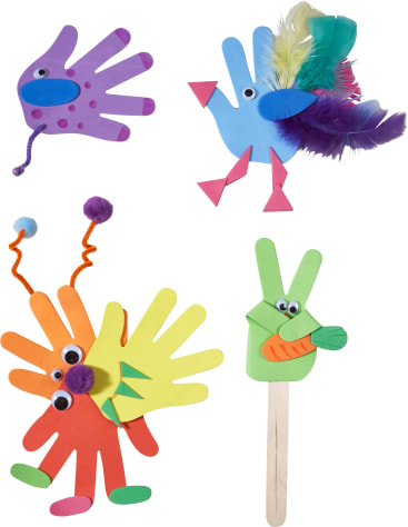 Es werden vier farbenfrohe Handabdrücke gezeigt: ein lila Fisch, ein blauer Vogel mit Federn, ein orange-gelbes Wesen mit Kulleraugen und Bommeln und ein grüner Vogel auf einem Stock aus Papier und Bastelmaterial.