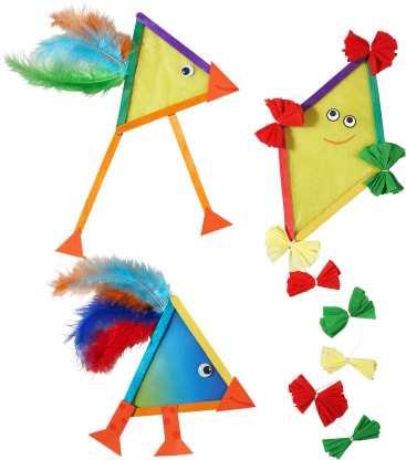 Drei bunte, dreieckige Drachen sind mit Glupschaugen, Federn, Papierschleifen und orangefarbenen Papierformen für Schnabel, Füße und Schwanz verziert. Ein Drachen hat ein lächelndes Gesicht und vier Schleifen an der Schnur.