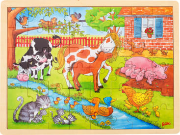 Eine bunte Illustration eines Bauernhofs mit einer Kuh, einem Pferd, Schweinen, Katzen, Enten, Hühnern, Vögeln und einem Bauernhaus mit blauen Fensterläden, umgeben von Gras, Bäumen, einem Bach und einem roten Zaun.
