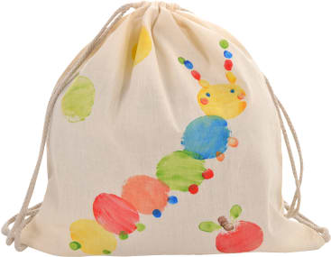 Ein beiger Beutel mit Kordelzug, auf dem eine bunte Raupe und ein Apfel gemalt sind. Die Raupe besteht aus hellen, runden Segmenten in Blau, Gelb, Rot, Orange und Grün.