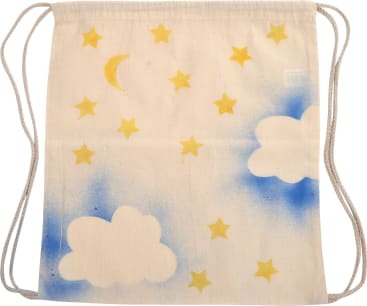 Ein Rucksack mit Kordelzug und einem Design aus gelben Sternen, einer gelben Mondsichel, weißen Wolken und blauen Airbrush-Patches auf einem hellen Stoffhintergrund.