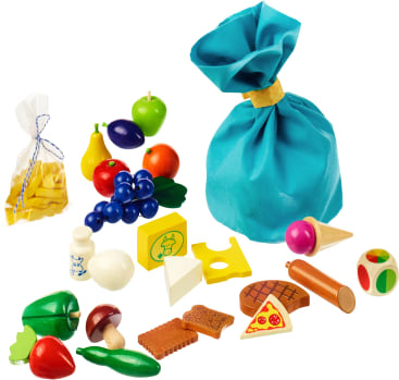 Eine Sammlung von bunten Holzspielzeug-Lebensmitteln, darunter Obst, Gemüse, Käse, Pizza, ein Nudelholz, eine Milchflasche und ein Würfel, die neben einem blauen Beutel mit Kordelzug und einem kleinen durchsichtigen Beutel mit gelben Teilen angeordnet sind.
