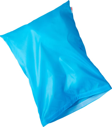 Eine große, blaue, rechteckige Plastiktüte ist vor einem weißen Hintergrund abgebildet. Der Beutel scheint aufgeblasen oder teilweise gefüllt zu sein, hat sichtbare Falten und ein kleines weißes Etikett am oberen rechten Rand.