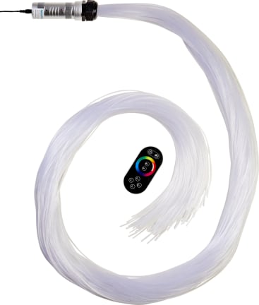 Ein Bündel lichtdurchlässiger Glasfaserstränge, die in einer losen Spirale neben einer schwarzen Fernbedienung mit mehrfarbigen Tasten zum Einstellen des Lichts angeordnet sind.