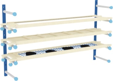 Dreistufiges beige-blaues Wandregal mit waagerechten Einlegeböden; der mittlere Boden ist mit Trennwänden versehen, der untere Boden mit einem Maschennetz, auf dem vier schwarze Gegenstände platziert sind.