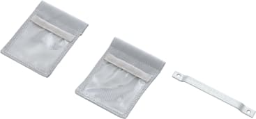 Zwei kleine, graue Stoffbeutel mit transparenter Vorderseite sind neben einem weißen, perforierten, rechteckigen Metallstreifen mit Löchern an beiden Enden abgebildet. Die Gegenstände sind in einem gewissen Abstand auf weißem Hintergrund angeordnet.