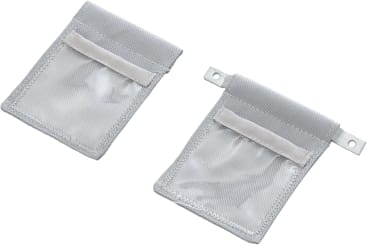 Zwei kleine, rechteckige, hellgraue Netztaschen mit Stoffumrandung und einer Klappe an der Oberseite. Jede Tasche hat an der Seite eine Schlaufe zum Aufhängen oder Befestigen. Die Taschen sind leer und auf weißem Hintergrund abgebildet.