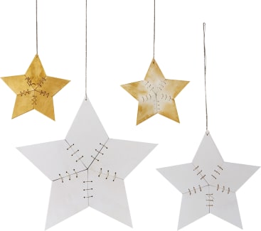 Vier sternförmige Ornamente hängen an Schnüren; zwei sind goldfarben mit sichtbaren Nähten und zwei sind weiß mit schwarzen Nähten, alle vor einem schlichten weißen Hintergrund.