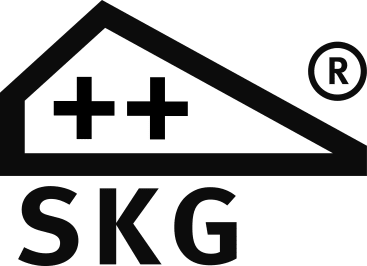 Ein schwarz-weißes Logo in Form eines rechtwinkligen Dreiecks mit zwei Pluszeichen, gefolgt von dem Text SKG und einem eingetragenen Markensymbol in der rechten oberen Ecke.