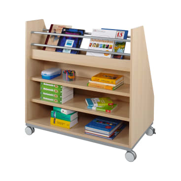 Ein mobiler Bücherwagen aus Holz mit drei Fächern und einer schrägen Ablage oben. Er fasst Bücher, Stiftebehälter und Stapel von Unterrichtsmaterialien. Der Wagen steht auf vier Rädern und ist somit leicht zu bewegen.
