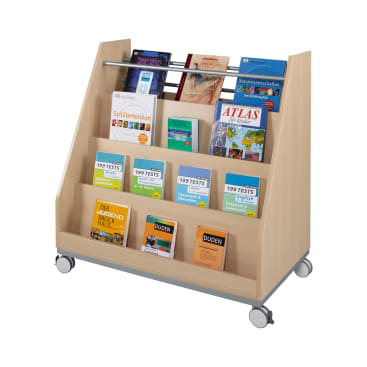 Ein rollendes Bücherregal aus hellem Holz auf Rädern zeigt Bücher und Zeitschriften auf drei schrägen Regalböden, wobei die Buchdeckel nach vorne zeigen. Bei den Materialien scheint es sich um wissenschaftliche Bücher oder Nachschlagewerke zu handeln.