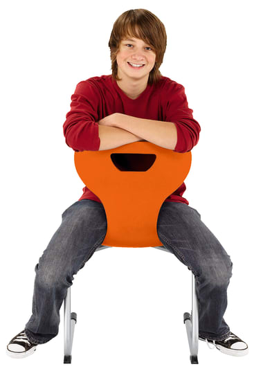 Ein Teenager mit mittellangem braunem Haar, einem roten langärmeligen Hemd und blauen Jeans sitzt rückwärts auf einem orangefarbenen Stuhl und lächelt in die Kamera vor einem weißen Hintergrund.