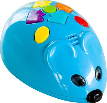 Eine blaue Plastikspielzeugmaus mit schwarzen Augen, einer schwarzen Nase und fünf bunten Knöpfen auf dem Rücken in verschiedenen Formen und Farben, darunter grün, lila, orange, gelb und rot.