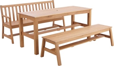 Ein Esstischset aus Holz für den Außenbereich mit einem rechteckigen Tisch, einer Bank mit Rückenlehne und einer Bank ohne Rückenlehne, alles aus hellem Holz.