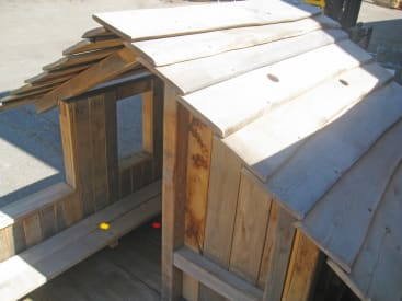 Räuberhütte aus Holz, für die Kita