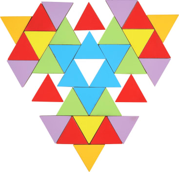 Eine Anordnung bunter hölzerner Dreiecke in Rot, Blau, Gelb, Grün und Lila, die ein symmetrisches geometrisches Muster mit einem blauen Dreieck in der Mitte bilden.
