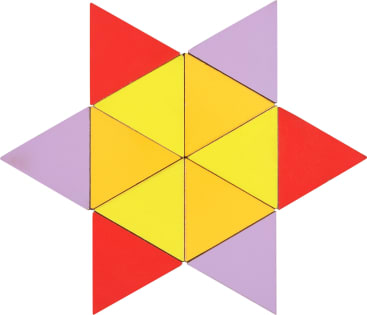 Ein Stern aus dreieckigen Teilen. Das Zentrum ist gelb, der mittlere Ring ist ebenfalls gelb, und die äußeren Dreiecke sind rot und hellviolett und in einem symmetrischen Muster angeordnet.