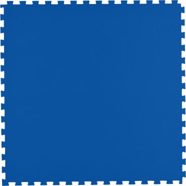 Ein einzelnes blaues, ineinandergreifendes Schaumstoffmattenquadrat mit gekerbten Kanten, von oben vor einem weißen Hintergrund fotografiert.