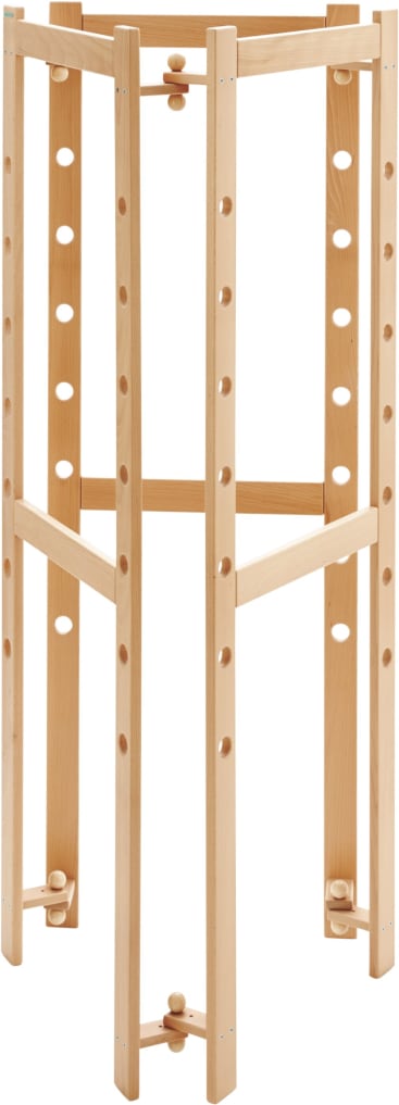 Ein hoher, rechteckiger Holzrahmen mit vertikalen Latten, die gleichmäßig verteilte runde Löcher enthalten, diagonalen Verstrebungen zur Unterstützung und mehreren Holzknöpfen in verschiedenen Höhen.
