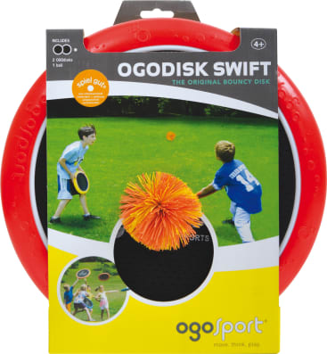 Vorderansicht einer Ogodisk Swift-Spielzeugverpackung, die zwei Kinder zeigt, die mit Hüpfscheiben und einem Ball spielen. Auf der Verpackung sind der Markenname, Produktinformationen und ein Ausschnitt zu sehen, der die Schaumstoffscheibe zeigt.