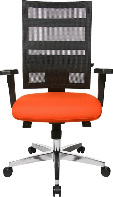 Ein moderner Bürostuhl mit Netzrückenlehne, orangefarbenem gepolstertem Sitz, schwarzen Armlehnen und einem fünfrädrigen Metallgestell, von vorne gesehen.