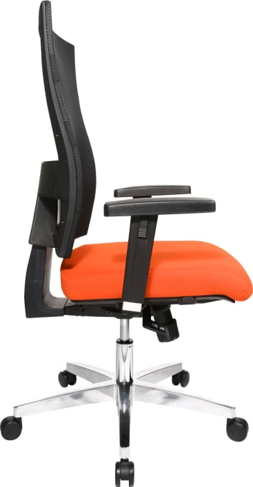 Seitenansicht eines modernen Bürostuhls mit schwarzer Netzrückenlehne, schwarzen Armlehnen, einem orangefarbenen gepolsterten Sitz und einem Metallgestell mit fünf Lenkrollen.