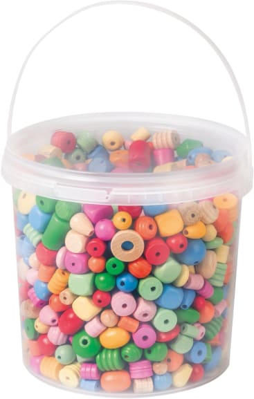 Ein durchsichtiger Plastikeimer mit weißem Griff ist mit verschiedenen bunten Holzperlen in unterschiedlichen Formen und Größen gefüllt. Der Eimer hat einen Schnappdeckel und ist vor einem weißen Hintergrund fotografiert.