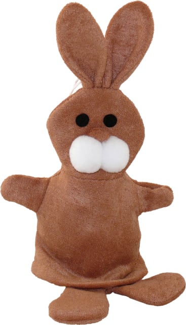 Eine braune Plüschhasenpuppe mit großen weißen Zähnen, schwarzen Knopfaugen, aufrechten Ohren und ausgestreckten Armen vor einem weißen Hintergrund.