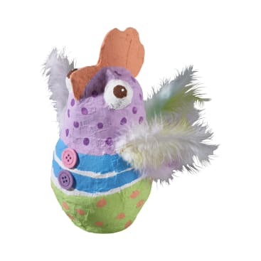 Ein bunter, handgefertigter Vogel aus Pappmaché mit lila Körper, orangefarbenem Kamm, großem Auge, pastellgrüner unterer Hälfte, zwei rosa Knöpfen, blauen Streifen und Flügeln aus bunten Federn, isoliert auf weißem Hintergrund.