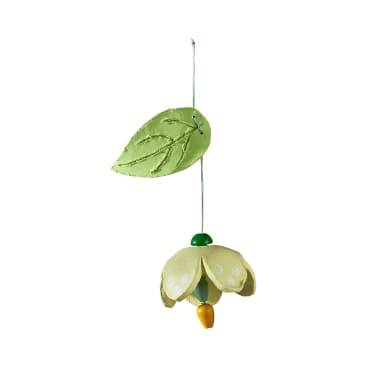 Ein hängendes Ornament in Form einer gelben Blume mit grünen Blütenblättern und einer gelben Perle am unteren Ende, aufgehängt an einer Schnur mit einem darüber angebrachten grünen Stoffblatt. Vor einem weißen Hintergrund.