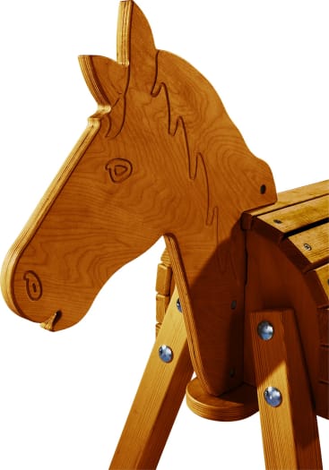 Eine Holzstruktur in Form eines Pferdekopfes und -halses, die mit sichtbaren Bolzen und Verbindungen an einer Bank oder einem Sitz befestigt ist. Das Holz hat eine glatte Oberfläche und sichtbare Maserungslinien.