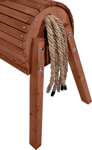 Ein hölzernes Gymnastikpferd mit einem abgerundeten Kopf, vier abgewinkelten Beinen und mehreren dicken Seilen, die von einem Ende herabhängen. Das Holz ist mittelbraun, und die Seile sind hellbraun mit schwarzen Enden.