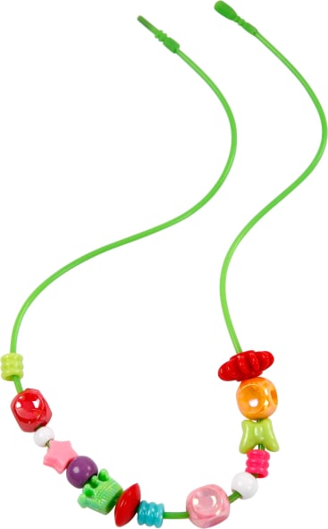 Eine grüne Schnurkette mit bunten Kunststoffperlen in verschiedenen Formen und Größen, darunter Sterne, Blumen, Kugeln und andere geometrische Formen. Die Halskette ist auf einem weißen Hintergrund angeordnet.