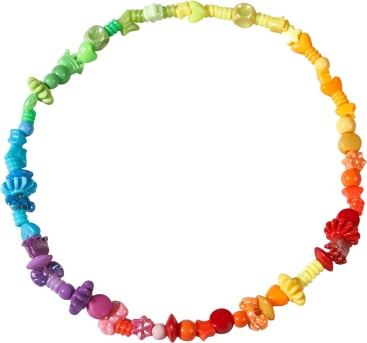 Eine bunte, kreisförmig angeordnete Perlenkette mit Perlen in verschiedenen Größen und Mustern in Regenbogenfarben, darunter grün, gelb, orange, rot, lila und blau, auf weißem Hintergrund.